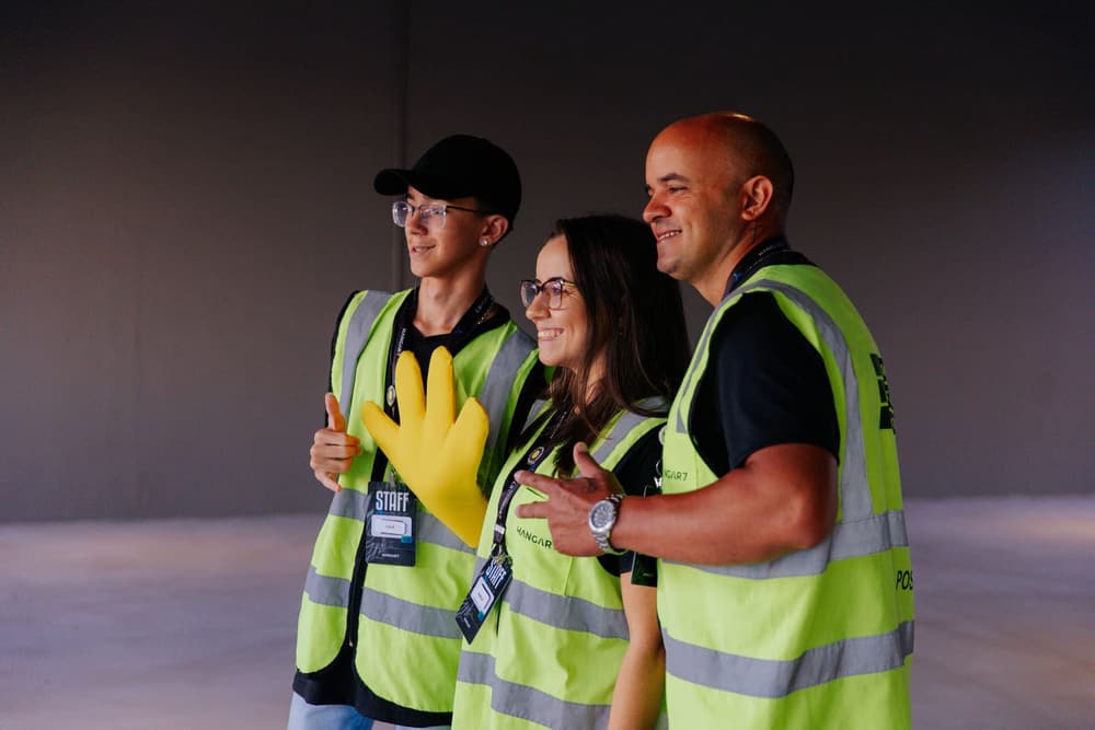 Voluntários do Volts servindo no Hangar 7
